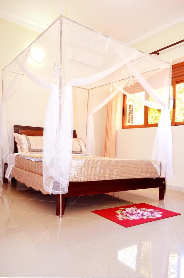 The Palms Beach Hotel And Restaurant Limited Entebbe Extérieur photo